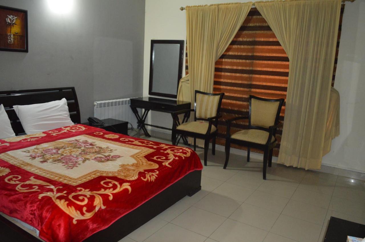 Royal Manor F-10 Bed & Breakfast Islamabad Exterior foto